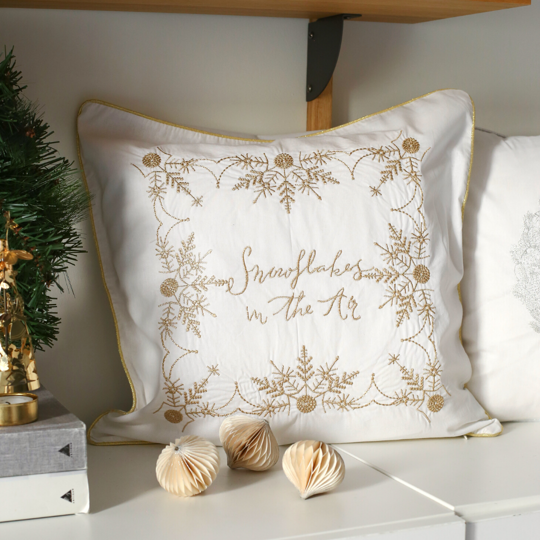 Snowflakes Nakışlı Keten Kırlent Kılıfı 45x45 cm Gold