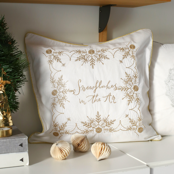 Snowflakes Nakışlı Keten Kırlent Kılıfı 45x45 cm Gold
